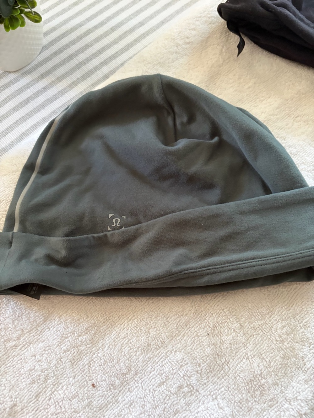 2 Lululemon athletica Men's Lightweight Fleece Beanie - Slate Green and black